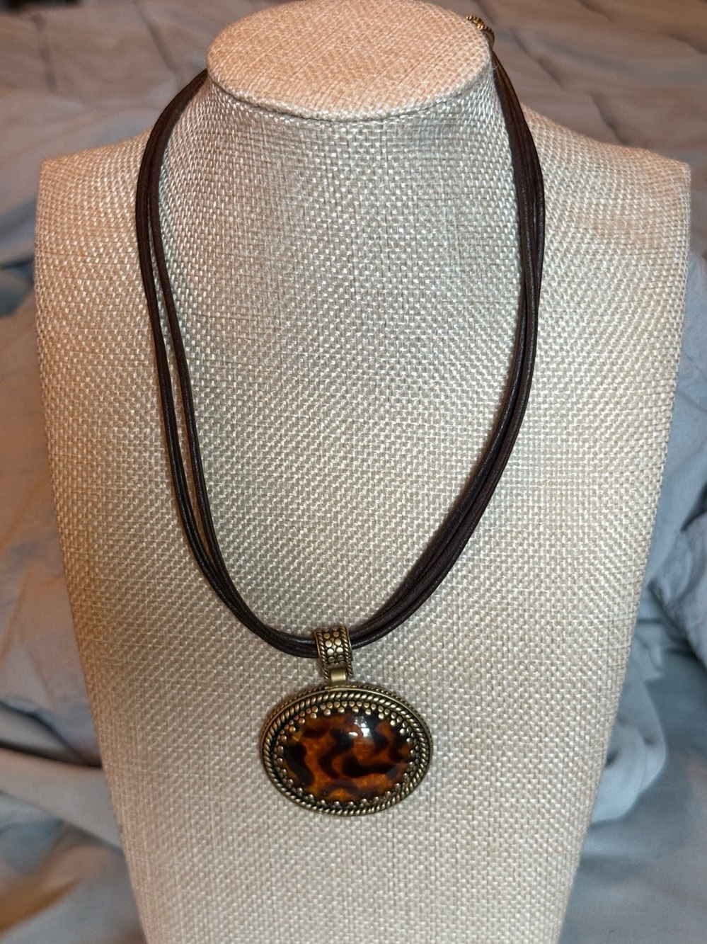 🦅Vtg-style yellow gold-tone faux tiger's eye pendant necklace on brown cord.